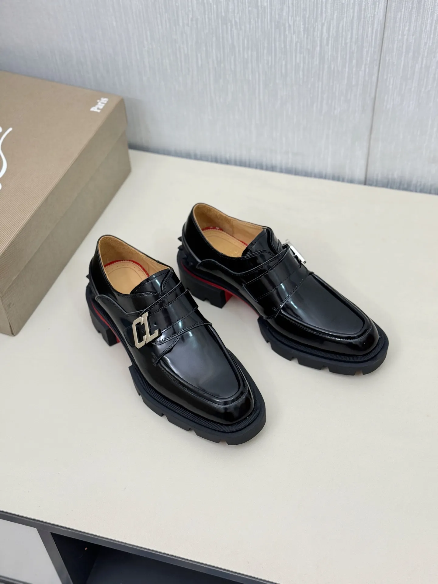 [CL～High-end men’s red-soled shoes] Top P: 880💰. Size: 39-44 (38.45.46 can be customized) 🆑Top original order purchasing agent Imported open-edge bead fabric and water-dyed cowhide inside 🉑️ Imported TPU rubber sole, wear-resistant and non-slip, full of European style.